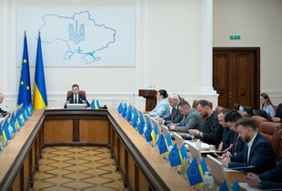 Уряд зберіг доплати для педагогів прифронтових регіонів: вчителі і надалі отримуватимуть по 2 600 гривень