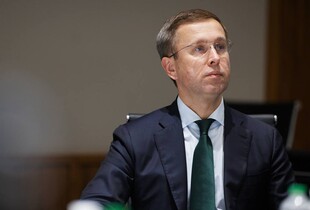 В Україні зупинять перекладання бруківки і нові будівництва: уряд урізає непріоритетні видатки