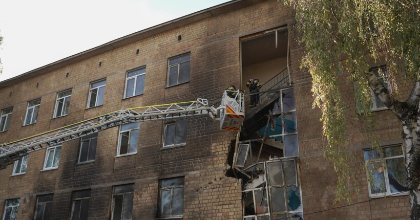 У Києві дрон поцілив в будівлю школи: перші подробиці