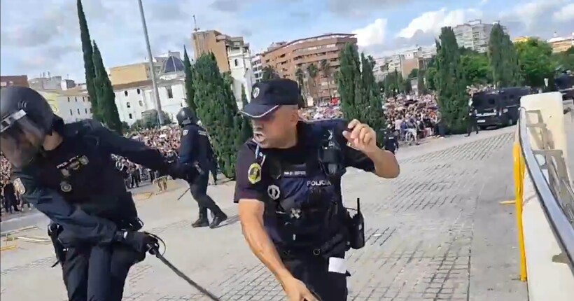 Масові протести охопили Іспанію: десятки тисяч людей вийшли на вулиці у 50 містах (відео)