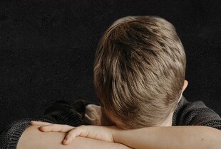 У Казахстані затримали українку за запитом рф: жінка їхала забрати онука