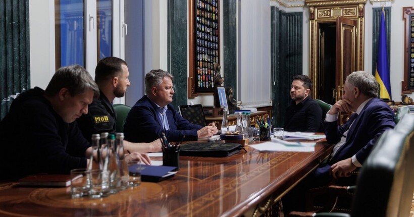 Зеленський провів нараду щодо постачання Україні зброї: 