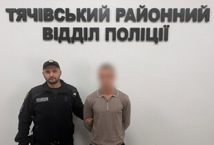 На Закарпатті неповнолітній хлопець у балаклаві здійснив озброєний напад на родину