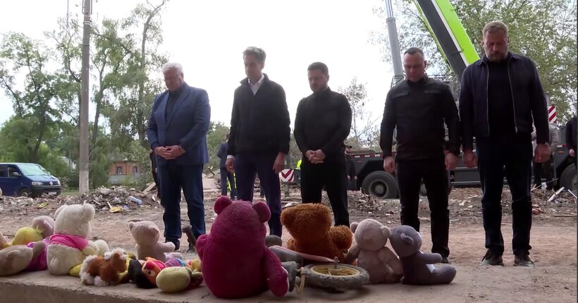 Зеленський і голова МЗС Британії вшанували загиблих у Прилуках після удару рф