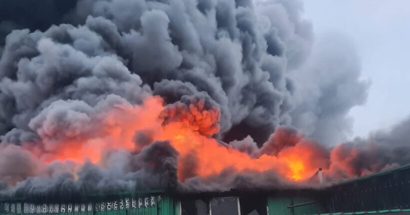 Ворог знову вдарив по підприємству в Маневичах: виникла пожежа, жителів закликали залишити домівки