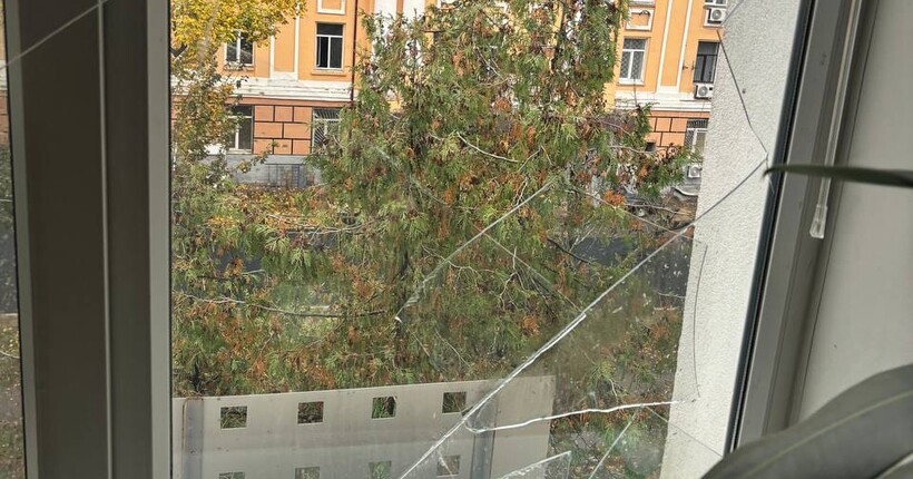 У Києві пошкоджено будівлю НКРЕКП після нічного обстрілу: що відомо