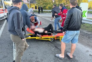 Удар дрона по трасі на Київщині забрав життя трьох людей, ще четверо поранені