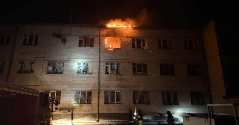 Нова Водолага: росіяни вдарили по будівлі 