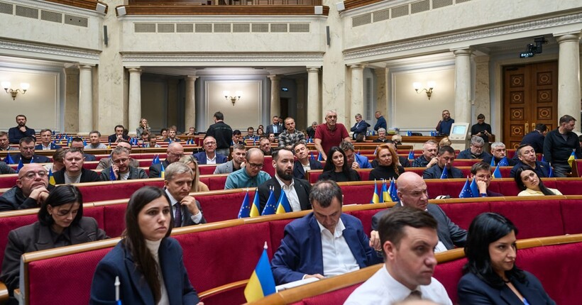 Нардепи проголосували за продовження дії воєнного стану до 29 січня