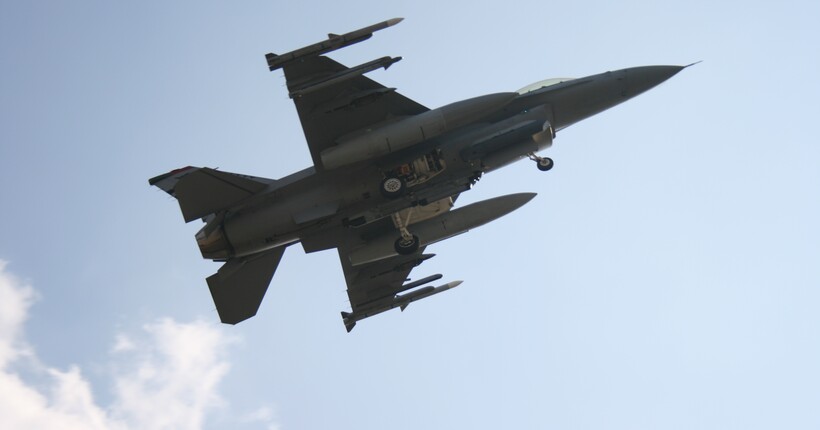 Біля резиденції Трампа F-16 перехопив літак: винищувач застосував спеціальний маневр