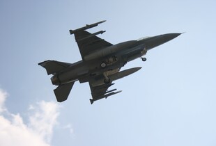 Біля резиденції Трампа F-16 перехопив літак: винищувач застосував спеціальний маневр