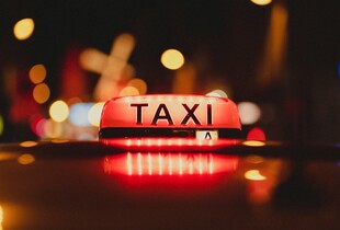 Таксі в Києві більше не зможуть різко підвищувати ціни під час тривог - уряд встановив обмеження