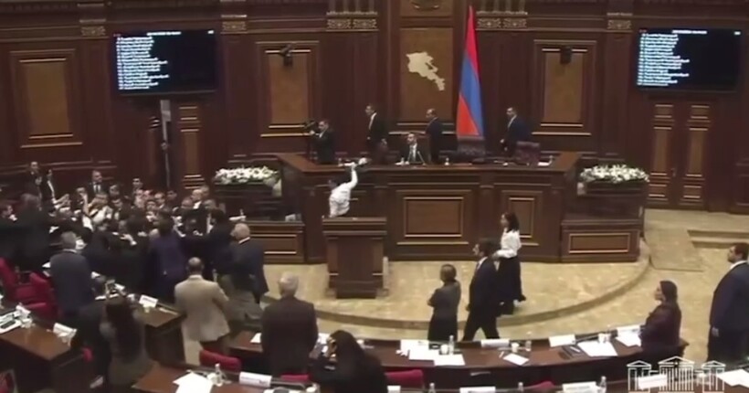 В парламенті Вірменії побилися депутати: одному розбили ніс, віцеспікер кинув стілець (відео)