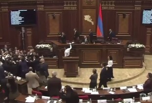 В парламенті Вірменії побилися депутати: одному розбили ніс, віцеспікер кинув стілець (відео)
