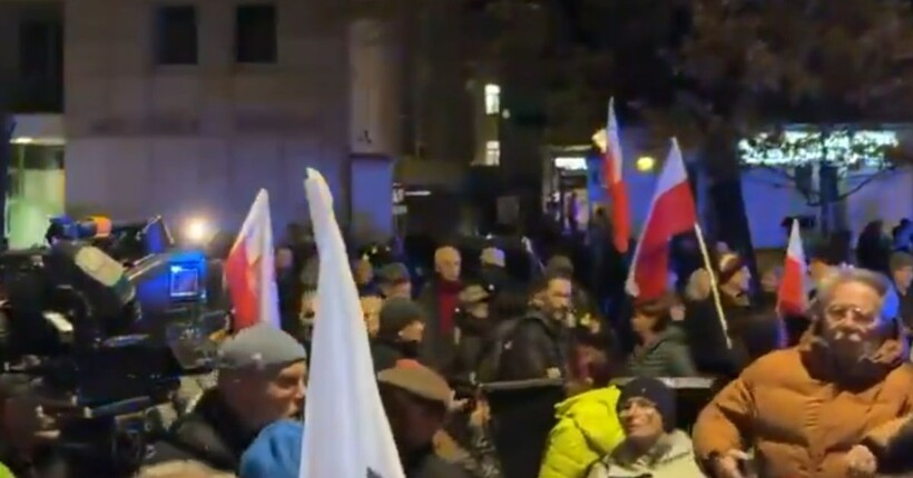 У Польщі спалахнув конфлікт біля будівлі Конституційного суду: є перші затримані