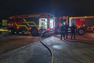 У Києві зайнялась пожежа після дронової атаки рф у Деснянському районі столиці