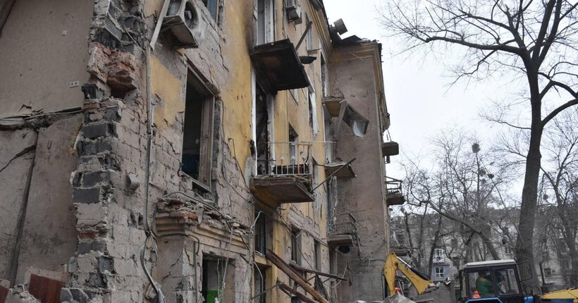Удар по Краматорську: з-під завалів зруйнованого будинку дістали тіло жінки