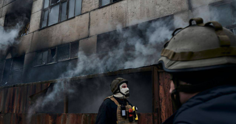 Російські окупанти обстріляли ліцей у Херсоні: виникла пожежа 