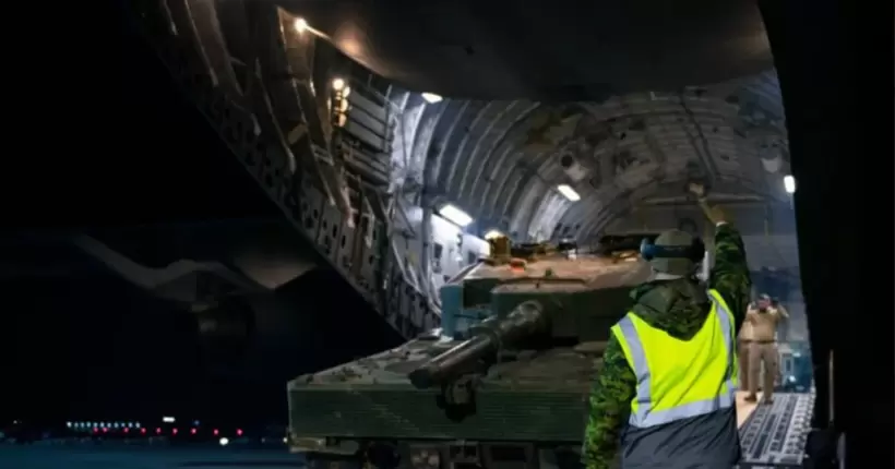 Перший канадський танк Leopard 2, який передали Україні, прибув до Польщі