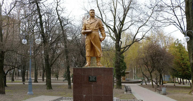 <strong>Мінкульт дозволив демонтувати пам'ятники Чкалову та Ватутіну в Києві: коли це станеться</strong>