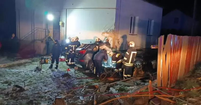ДТП під Львовом: автівка вилетіла з дороги і в'їхала у стіну, четверо людей загинули
