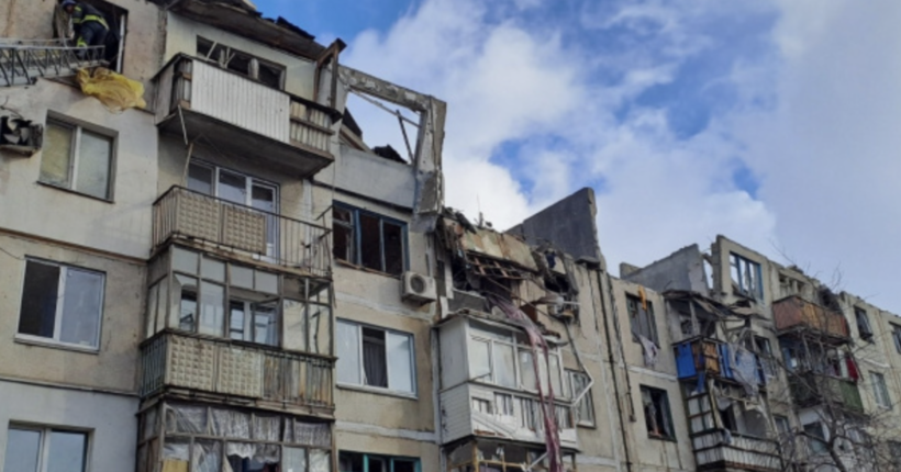 Окупанти вгатили по багатоповерхівці у Покровську: двоє людей постраждали