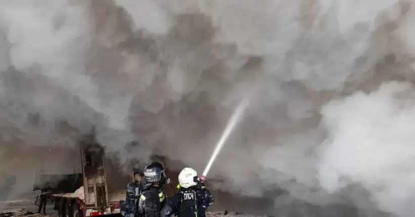 Масштабна пожежа у росії: в Магадані горів великий склад з технікою на 20 млн рублів