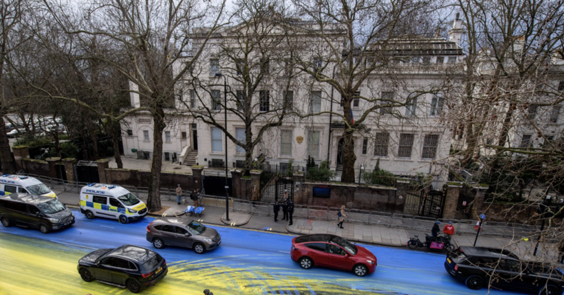 Дорогу перед російським посольством у Лондоні перетворили на український прапор