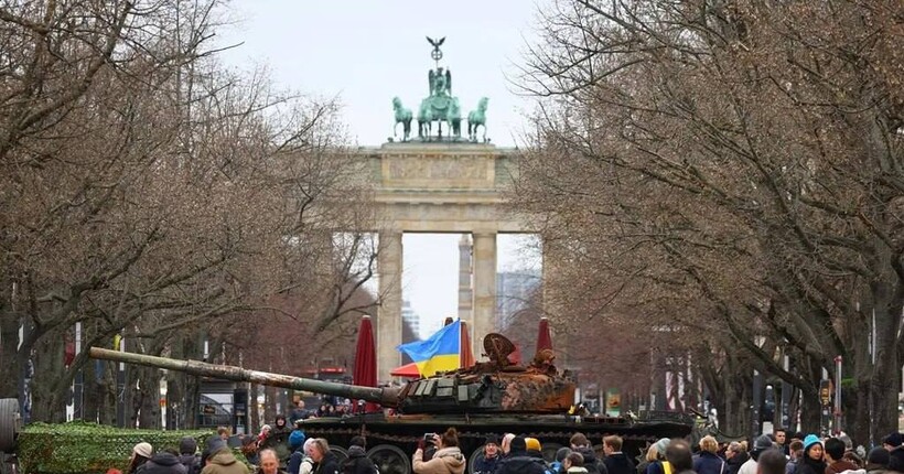 Російські танки в Європі: підбиту ворожу техніку встановили поблизу посольств рф 