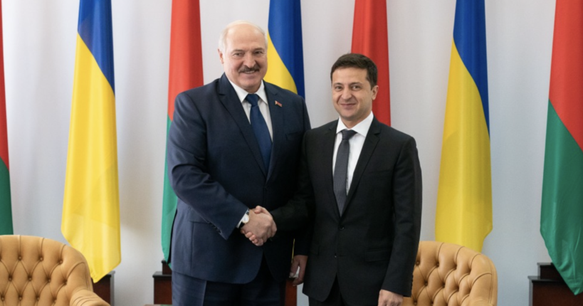 Подоляк: Лукашенко на фоні Зеленського має вигляд нікчеми і він це розуміє