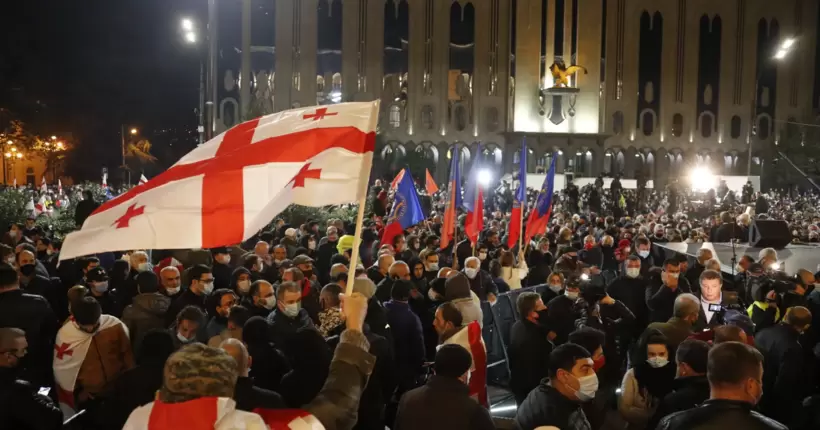 У Грузії протестувальники беруть в облогу парламент
