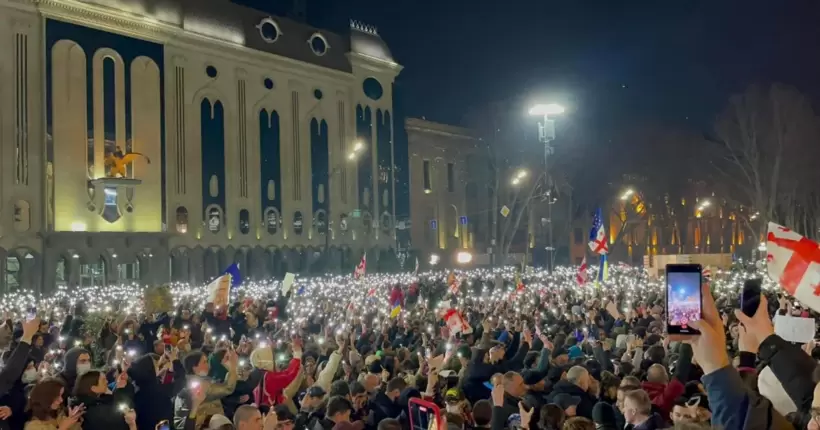 Третій вечір протестів у Грузії: мітингувальники вимагають відпустити затриманих