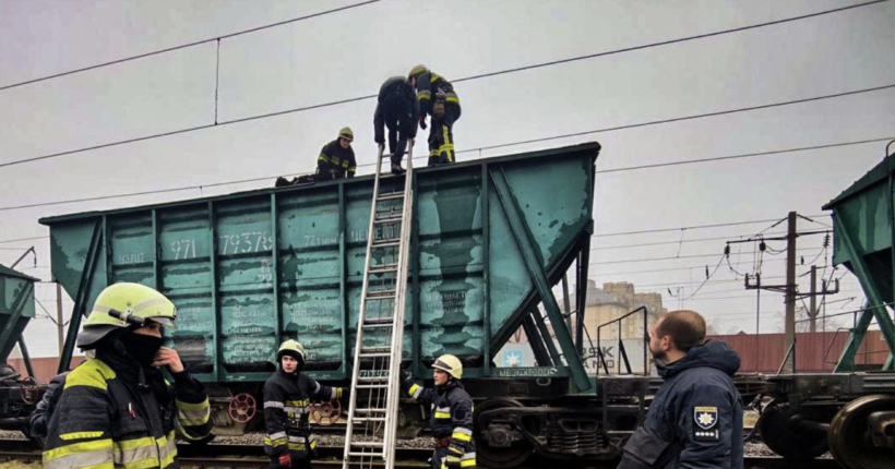 Під Києвом підлітки залізли на дах вагона заради фото: одного з них вбило струмом