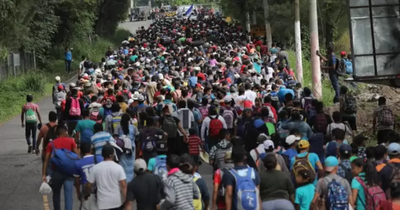 Сотні мігрантів намагаються прорватися до США через кордон з Мексикою
