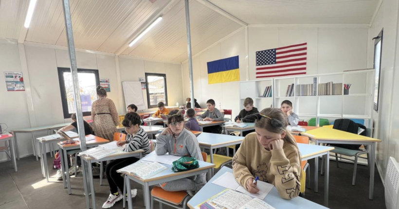 На Київщині діти змушені вчитися у спеціальних модулях, бо окупанти зруйнували їхню школу
