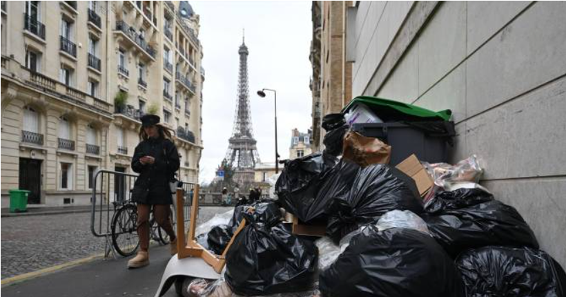 Протести у Франції: Париж тоне у смітті через страйк прибиральників 