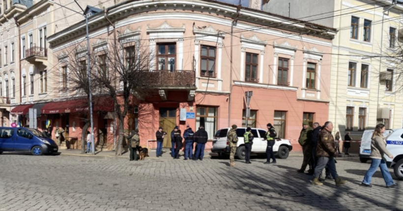 У центрі Чернівців чоловік погрожував підірвати гранату у суді: подробиці