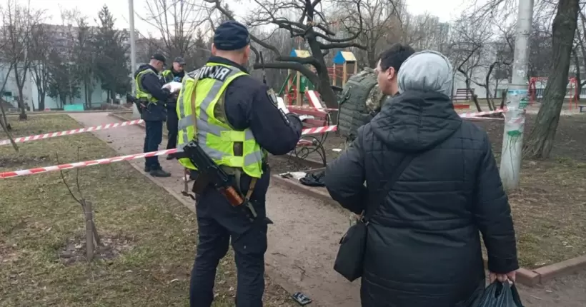 У Києві біля дитмайданчика здетонувала граната: загинув чоловік