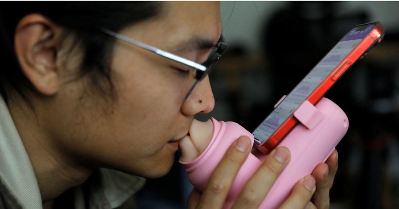 <strong>В Китаї створили машину для поцілунків: як працює </strong>