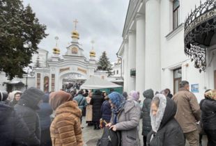 Сутички та заяви про безпідставність виселення: як УПЦ МП проводить свій останній день в Лаврі