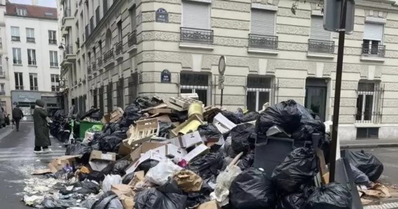 Париж видихнув: сміттярі повернулись до роботи після тритижневого страйку