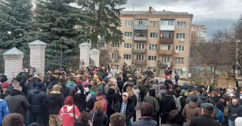 У Хмельницькому біля собору, де побили військового, зібралося кілька тисяч людей