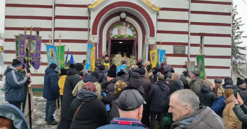 Скандал на Буковині: попи УПЦ МП не впустили на відспівування до храму полеглого військового (відео)