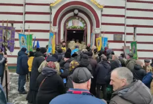 Скандал на Буковині: попи УПЦ МП не впустили на відспівування до храму полеглого військового (відео)