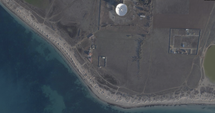 Окупанти продовжують рити окопи на пляжах в Криму: опубліковано знімки з супутника