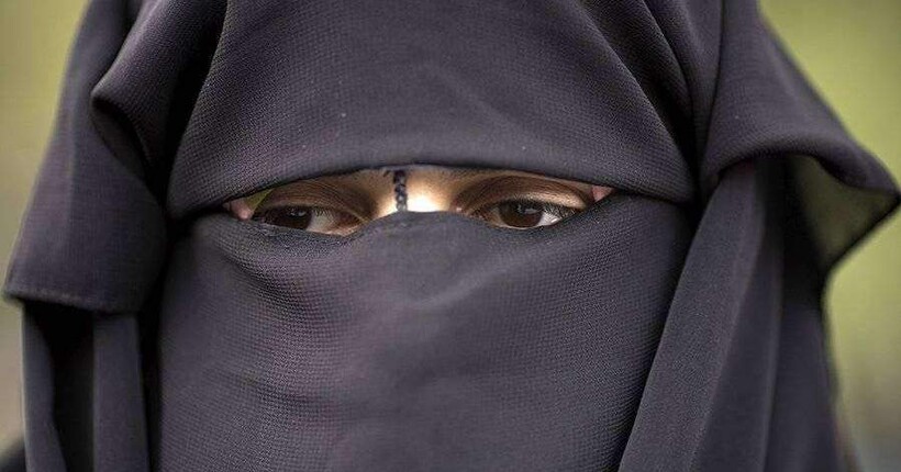 Поліція в Ірані відкриває “полювання” на порушниць закону про носіння хіджабу  