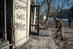 Шлях у Бахмут відкритий, оточення немає і не буде, - військовий