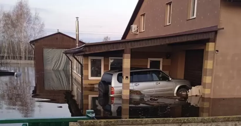 Вода за пів години залила будинки по вікна: під Гомелем у Білорусі прорвало дамбу