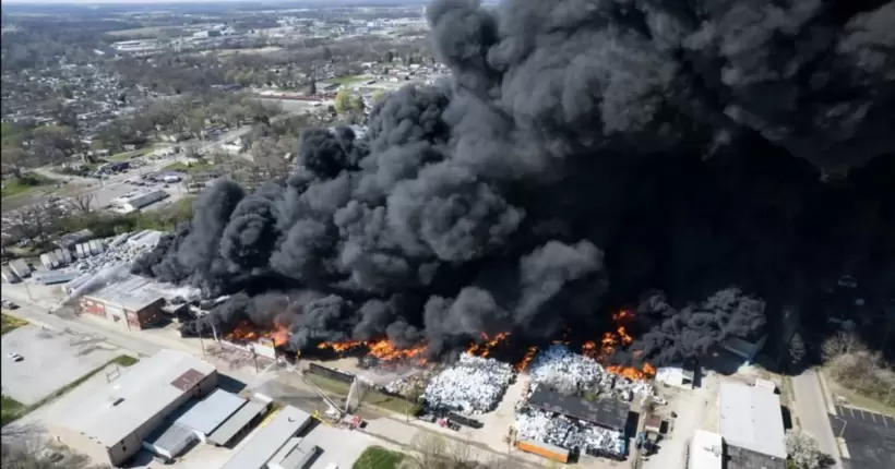 У США горить завод з переробки пластику: жителів евакуюють через токсичний дим (ВІДЕО)