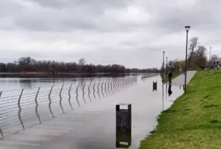 Київ йде під воду: Дніпро продовжує затоплювати українську столицю